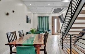 Dining - Emerald Luxury Home with Jacuzzi on Private Roof (Philadelphia)