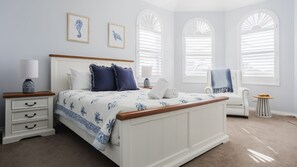 3 habitaciones, tabla de planchar con plancha y cuna de viaje 