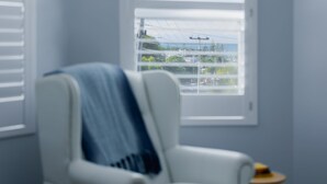 A room with a chair and a window. - The Jetty Retreat - 1km from Jetty Beach (Coffs Harbour)