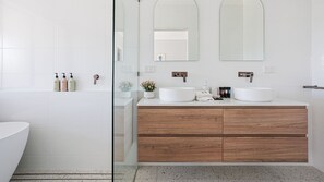 Een douche, een haardroger, handdoeken