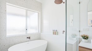 Een douche, een haardroger, handdoeken