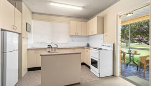 Frigorífic, microones, forn i utensilis de cuina, vaixella i coberteria 
