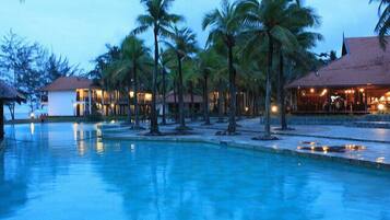 حمام سباحة خارجي