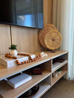 Appartement Lune de Miel, accès piscine, vue plage | Télévision