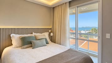 Honeymoon appartement, toegang tot zwembad, uitzicht op strand | Luxe beddengoed, een bureau, verduisterende gordijnen