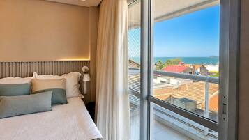 Leilighet – honeymoon, adgang til basseng, strandutsikt | Sengetøy av topp kvalitet, skrivebord og blendingsgardiner