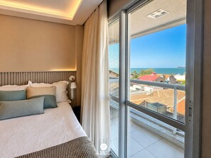 Apartemen Bulan Madu, akses ke kolam renang, pemandangan pantai | Seprai premium, meja kerja, tirai kedap cahaya, dan setrika/meja setrika