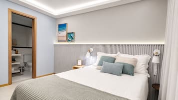 Honeymoon appartement, toegang tot zwembad, uitzicht op strand | Luxe beddengoed, een bureau, verduisterende gordijnen
