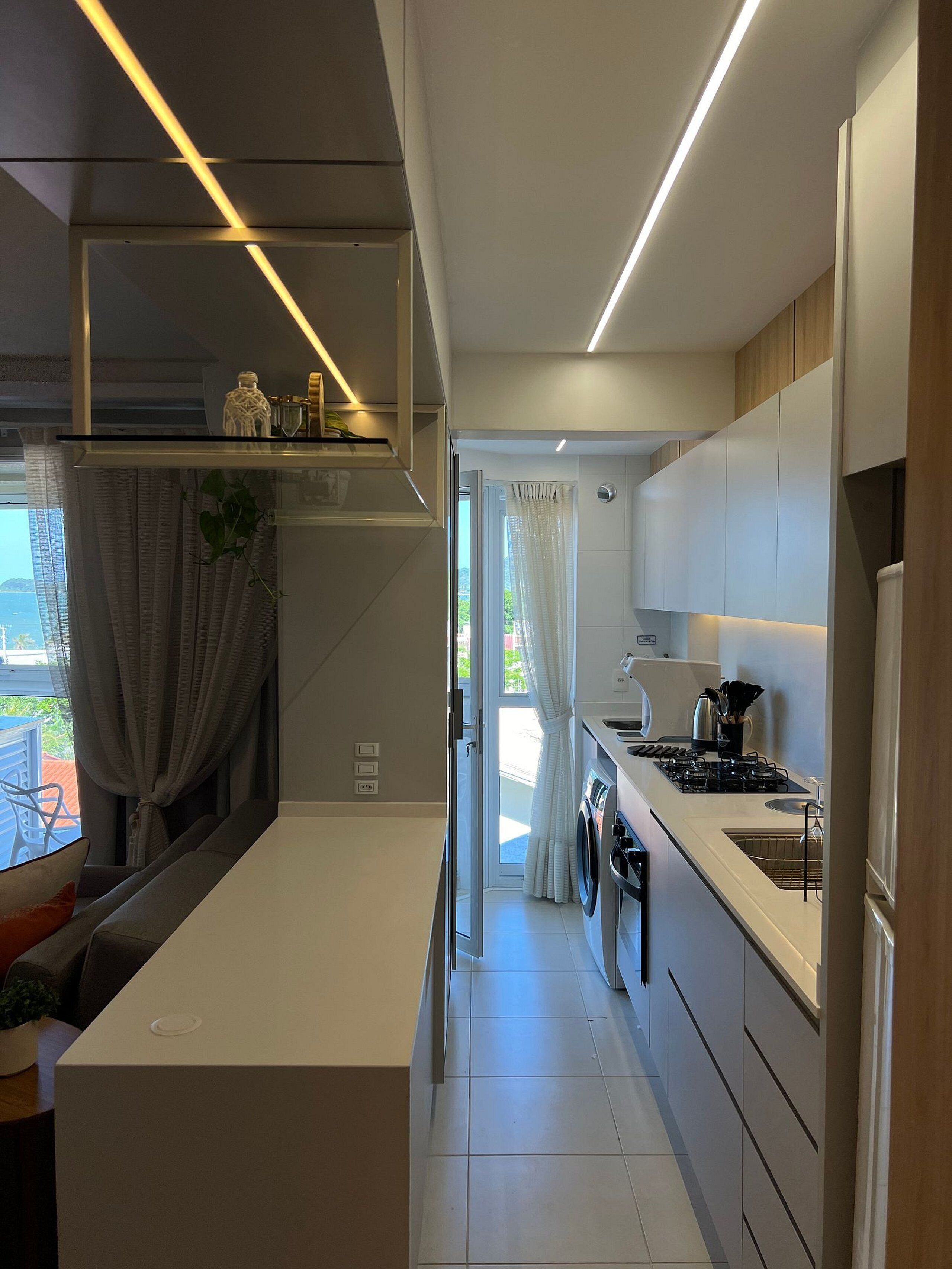 Apartamento lua de mel, acesso à piscina, vista para a praia | Cozinha privada | Geladeira, micro-ondas, talheres/pratos/utensílios de cozinha