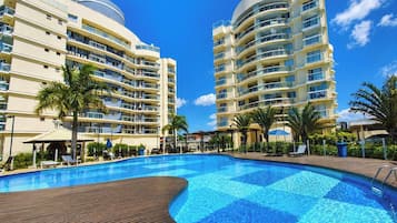 Honeymoon appartement, toegang tot zwembad, uitzicht op strand | Zwembad | 2 buitenzwembaden, parasols voor strand/zwembad