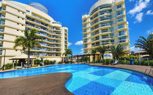 Apartemen Bulan Madu, akses ke kolam renang, pemandangan pantai | Kolam renang | 2 kolam renang outdoor, dengan payung kolam renang dan kursi berjemur