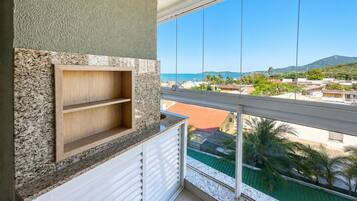 Apartamento lua de mel, acesso à piscina, vista para a praia | Área da propriedade