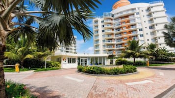 Honeymoon appartement, toegang tot zwembad, uitzicht op strand | Exterieur