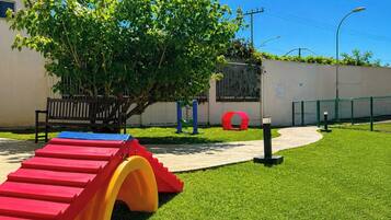 Apartamento lua de mel, acesso à piscina, vista para a praia | Área infantil