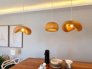 Apartemen Bulan Madu, akses ke kolam renang, pemandangan pantai | Tempat makan
