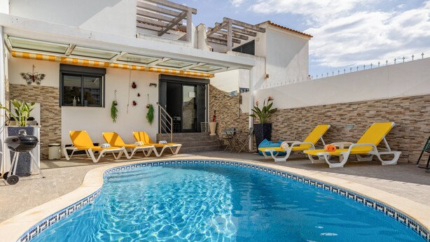 A swimming pool with sun loungers, a barbecue, and a covered patio area. - Centralgarve - Villa Crown 22 (Faro)