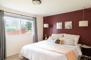 3 soveværelser, pengeskab på værelset, skrivebord, strygejern/strygebræt