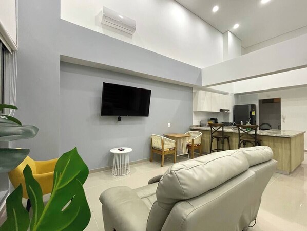 Smart TV, fireplace