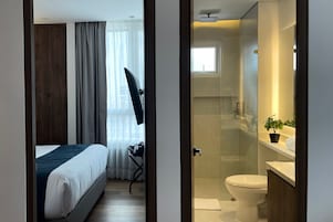 Ropa de cama de alta calidad y caja de seguridad en la habitación 