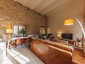 TV - Llebre Duplex - Holiday Apartment Rental in Girona | Bravissimo (Girona)