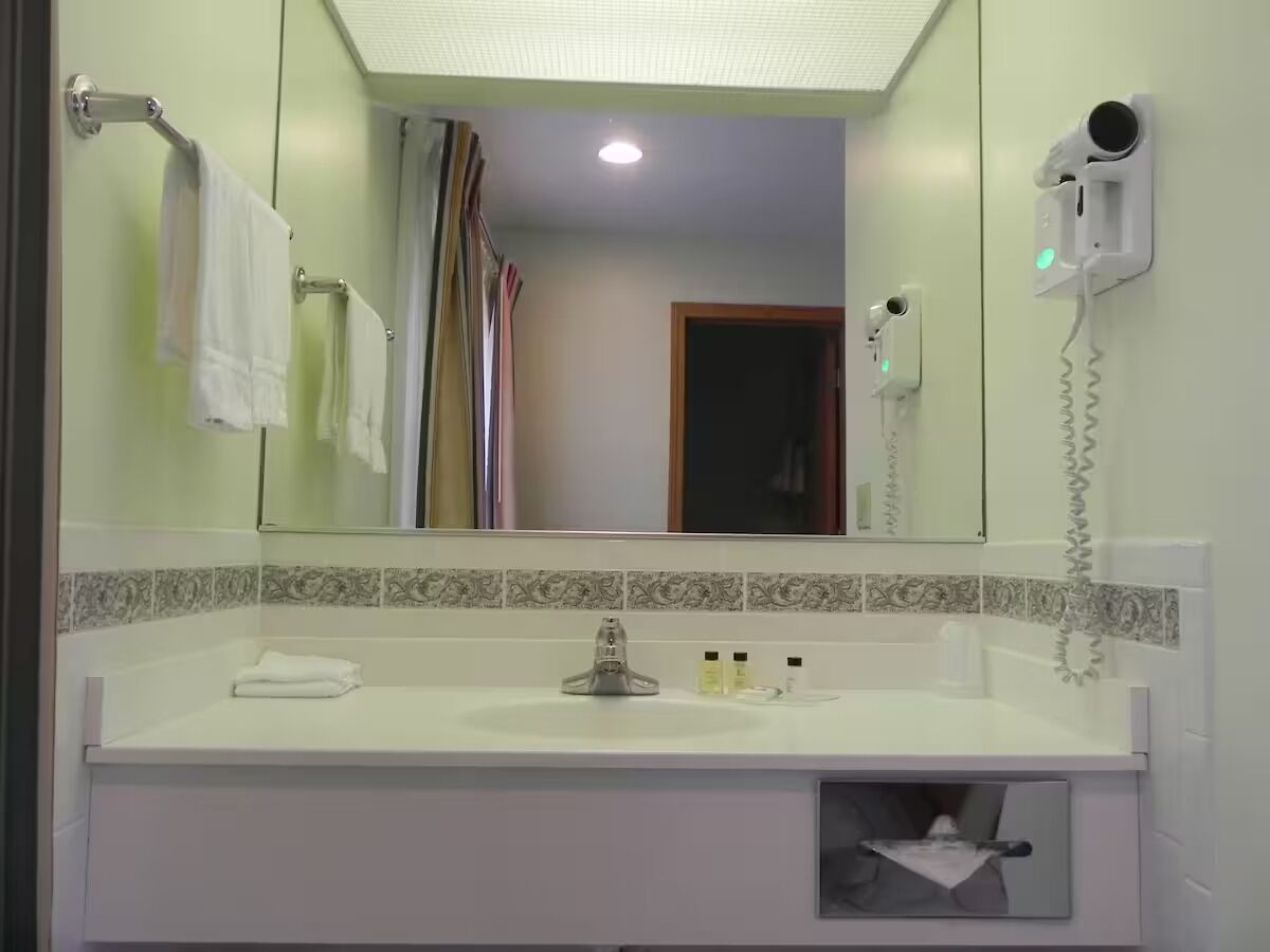 Serviettes fournies, papier toilette