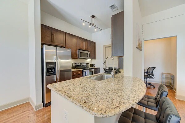 Fridge, microwave, oven, stovetop - Modern Luxury 1BR Apt in Houston |Gym, Wi-Fi, Pet Friendly, Pool, Free Parking (Houston)