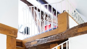 Una escalera de madera con barandillas blancas y pasamanos de madera.