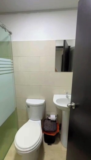 Apartament Comfort | Bany | Dutxa, articles de tocador gratuïts, assecador de cabells i tovalloles