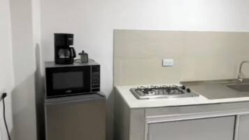 Apartemen Comfort | Dapur pribadi | Lemari es kecil, microwave, kompor, dan mesin pencuci piring