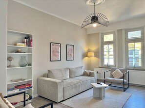 Smart TV, books, stereo