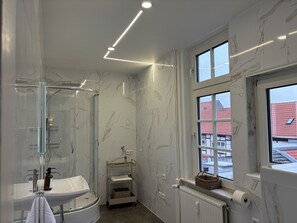 Shower, hair dryer, towels, soap - HyggeLiving | up to 6 pers. | 79 m² | 55`TV | NEW* (Goslar)