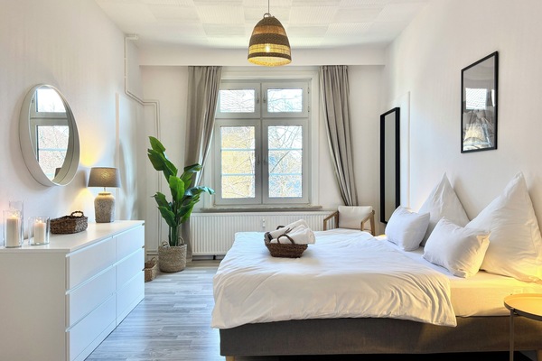 Boxspringbett / Kingsize-Bett (180x200) mit hochwertigem Memory Foam Topper.