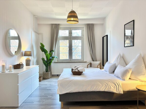 2 bedrooms, travel cot, free WiFi, bed sheets