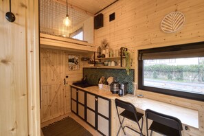 Fridge, stovetop, coffee/tea maker, electric kettle - Tiny House Rhön: Nature & comfort - children welcome! (Buttlar)