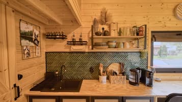 JÀÀkaappi, liesi, kahvin-/teenkeitin, vedenkeitin