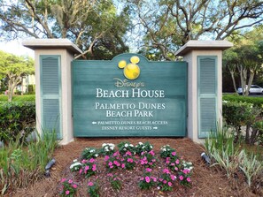 Property grounds - Charming Pet-Friendly Beach Home (Hilton Head Island)