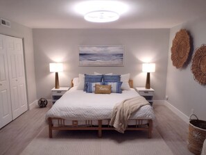 2 bedrooms, desk, travel cot, WiFi - Charming Pet-Friendly Beach Home (Hilton Head Island)