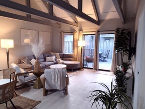 TV - Charming Pet-Friendly Beach Home (Hilton Head Island)