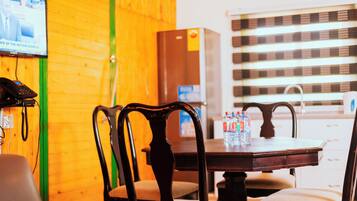 Exclusive Apartment, 2 Bedrooms, Sea View | In-room dining