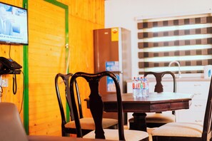 Exclusive Apartment, 2 Bedrooms, Sea View | In-room dining