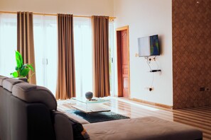 Executive Apartment | Individually furnished, laptop workspace, free WiFi, bed sheets