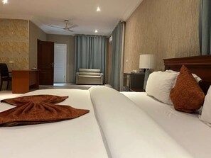 エグゼクティブ ダブルルーム バルコニー シービュー | 客室ごとに異なるインテリア、ノートパソコン用作業スペース、WiFi (無料)、ベッドシーツ