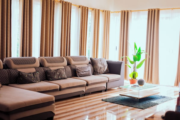 エグゼクティブ アパートメント | リビング エリア | 42 インチのプラズマテレビ (ケーブル放送視聴可)