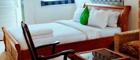 Muebles diferentes, espacio para trabajar con laptop y wifi gratis