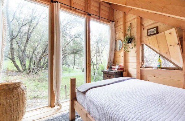 1 bedroom, bed sheets