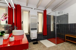 Dusche, Haartrockner, Handtücher