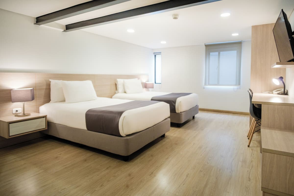 Minibar, caja de seguridad en la habitación y escritorio