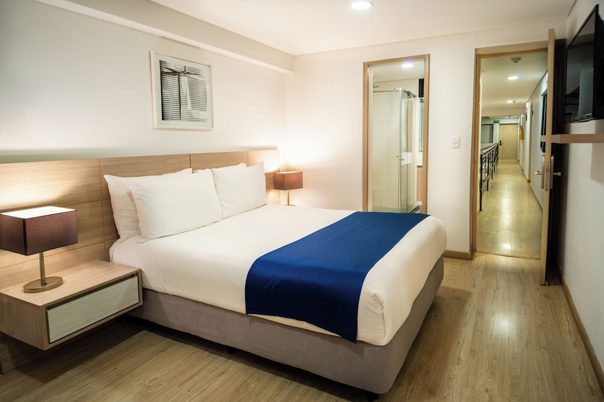 Minibar, caja de seguridad en la habitación y escritorio
