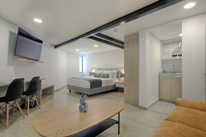 Junior tweepersoonskamer | Een minibar, een kluis op de kamer, een bureau, een laptopwerkplek