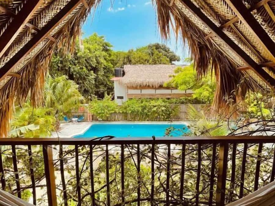 Tremannsrom, balkong, bassengutsikt